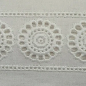 Entredós bordado círculos calados