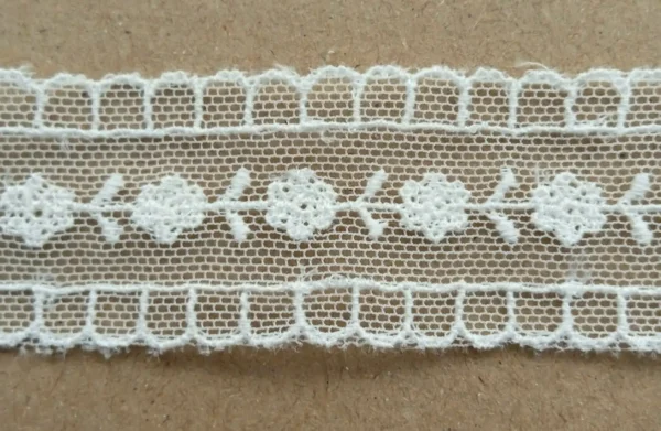 Entredós tul bordado blanco roto 27mm