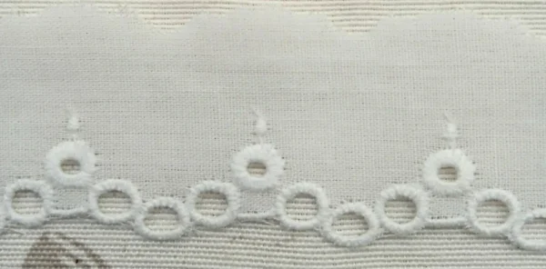 Puntilla bordada blonda y pirámide de ojetes 25mm