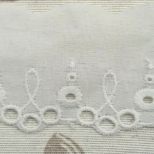 Puntilla bordada blonda y pirámide de ojetes 35mm