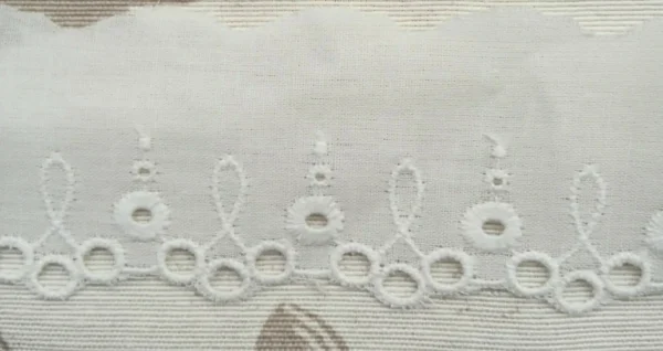 Puntilla bordada blonda y pirámide de ojetes 35mm