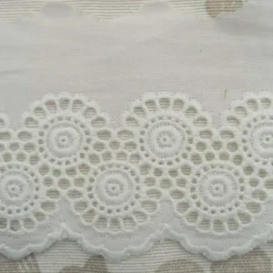 Puntilla bordada círculos calados