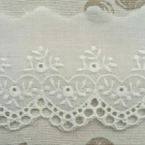 Puntilla bordada corazones