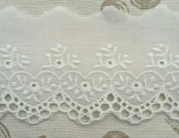 Puntilla bordada corazones