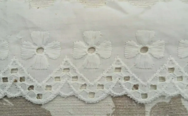 Puntilla bordada cruz