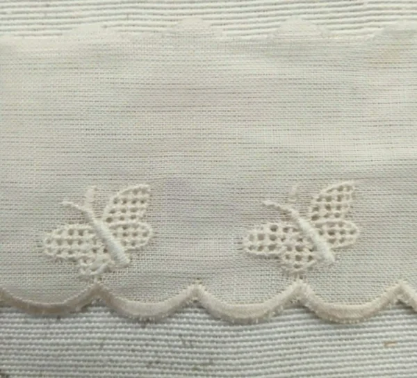 Puntilla bordada mariposas