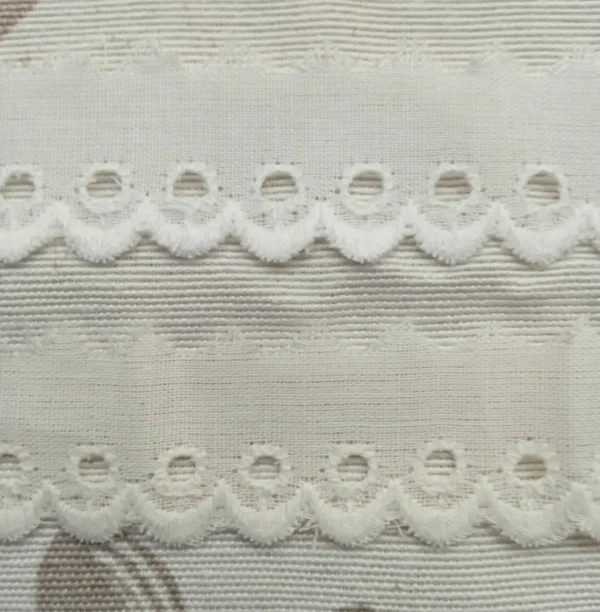 Puntilla bordada ojetes pequeños 15mm