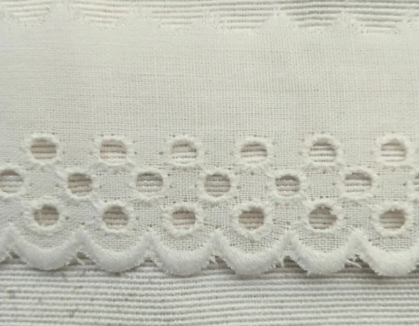 Puntilla bordada ojetes pequeños beige 22mm