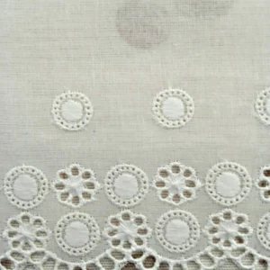 Puntilla bordada ojetes rodeados