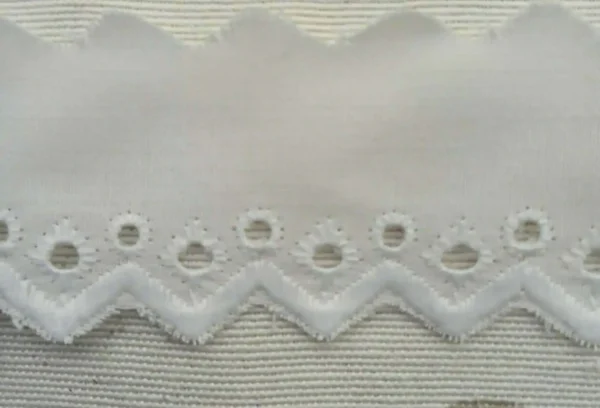Puntilla bordada picos y ojetes