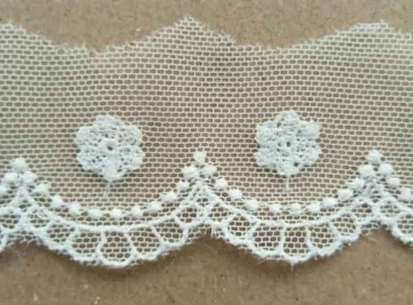 Puntilla tul bordado blanco roto 32mm