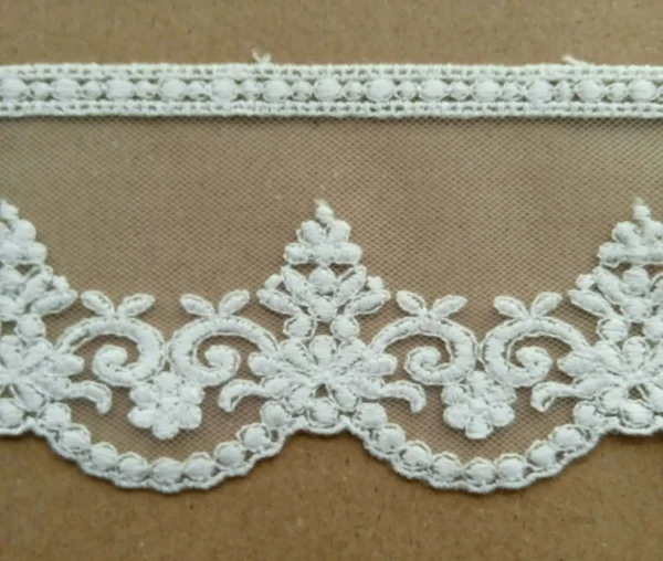 Puntilla tul bordado blanco roto 50mm