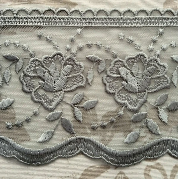 Puntilla tul bordado gris