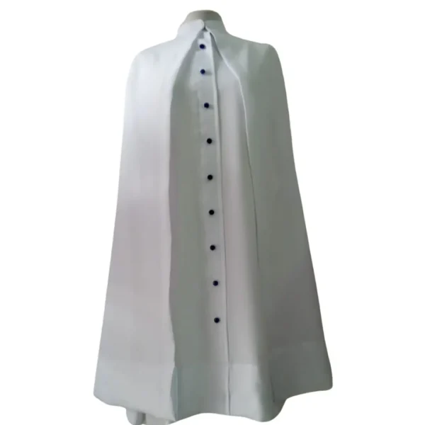 Capa confeccionada en strech de color blanco. Cuello mao