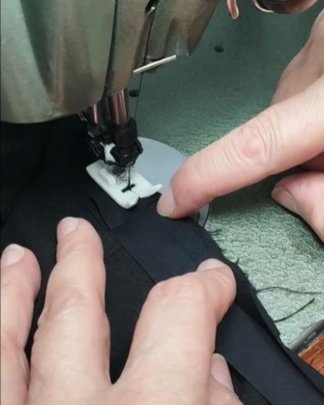 Se coloca un bies por el revés